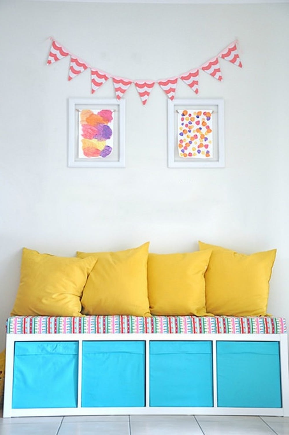 Уютный диванчик из книжной полки