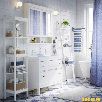 Ванная комната в бело-синих тонах