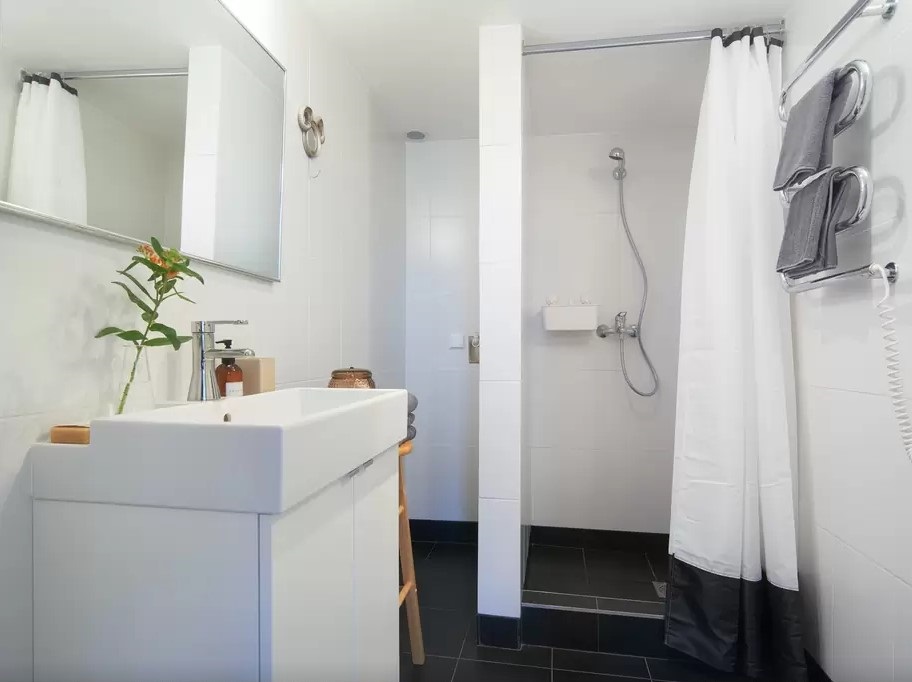 Раковина и шкафчик ЛИЛЛОНГЕН в интерьере ванной комнаты