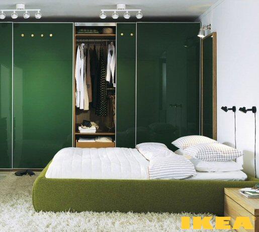 Интерьер спальни в бело-зеленых тонах