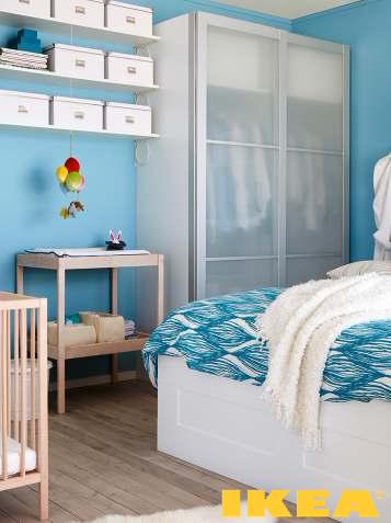 Интерьер спальни с детской кроваткой