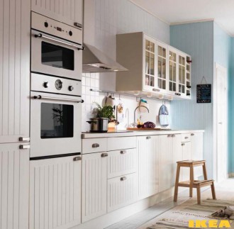 Интерьер кухни с белой мебелью