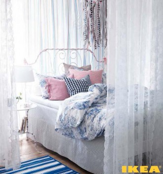 Интерьер спальни с белой мебелью