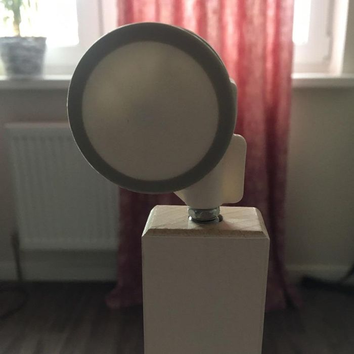 Закручиваем колесико в ножку кроватки