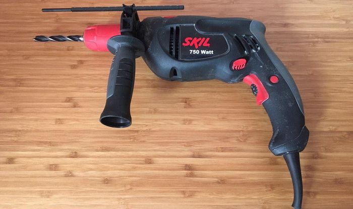 Дрель со сверлом по дереву диаметром 10 мм