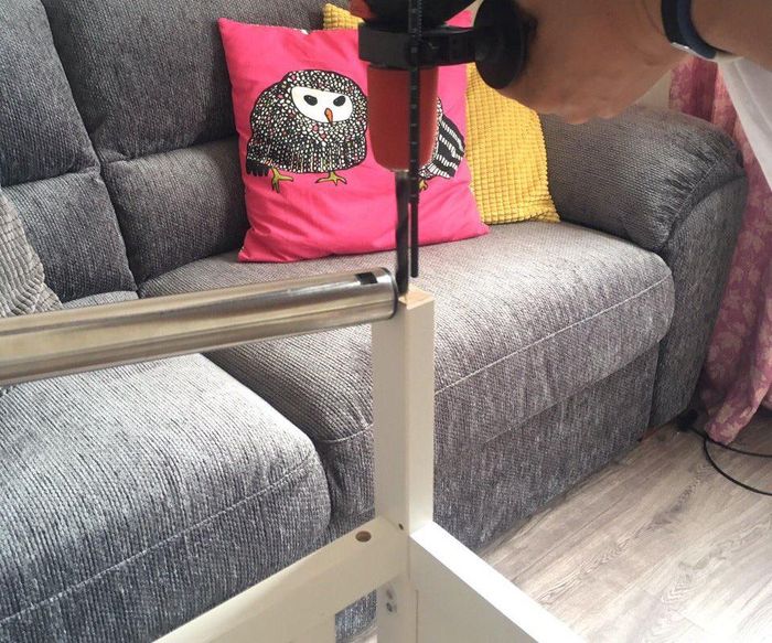 Сверлим в ножке кроватки отверстие необходимого диаметра и глубины