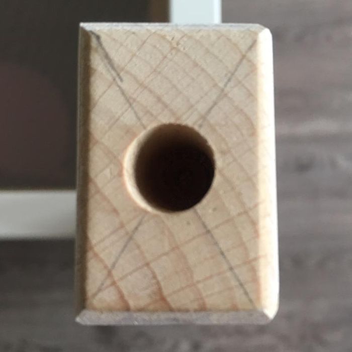 Наносим на стенки и дно отверстия клей