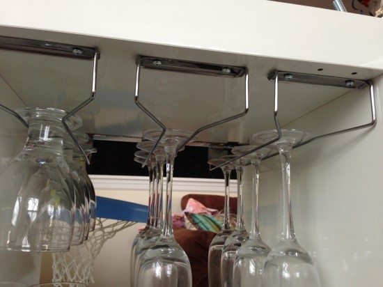 Бокалы в стеллаже