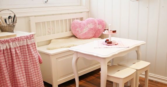 Стол и стулья в детской кухне