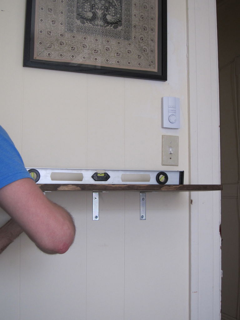 Вешаем полочку по уровню