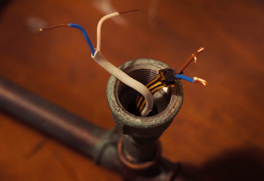 Проводим провода по трубам