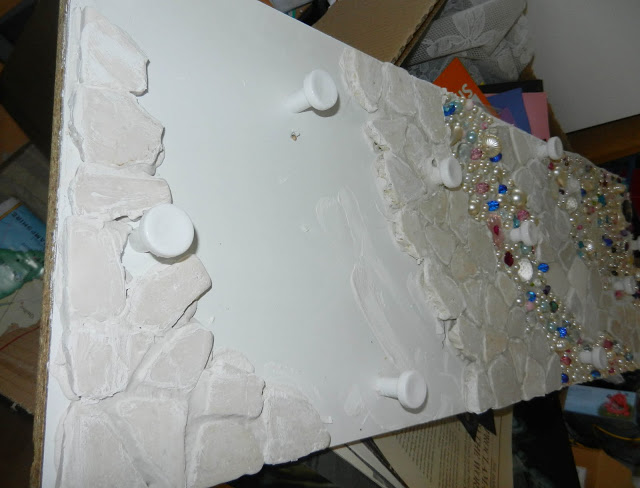 Начинаем декорировать вешалку