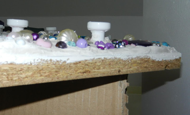 Закрепляем элементы декора