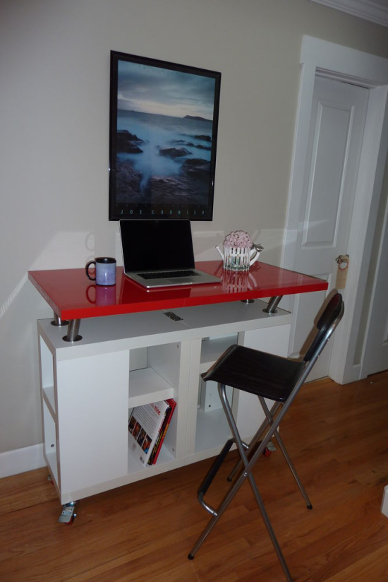 Рабочий стол на колесах фото